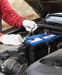 Montez la batterie sur la voiture
